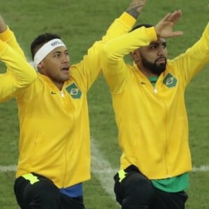 Neymar tampo rosto de Gabigol em foto da comemoração da seleção brasileira na final das Olimpíadas 2016