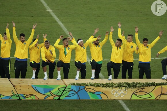 Neymar tampo rosto de Gabigol em foto da comemoração da seleção brasileira na final das Olimpíadas 2016