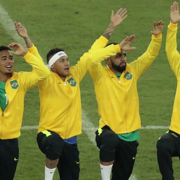 Neymar tampo rosto de Gabigol em foto da comemoração da seleção brasileira na final das Olimpíadas 2016