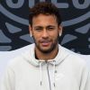 Em mansão, Neymar tampa rosto de Gabigol de quadro