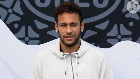 Em mansão, Neymar tampa rosto de Gabigol de quadro