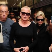 Xuxa, Huck e Angélica atraem fãs ao chegarem ao velório de Jorge Fernando