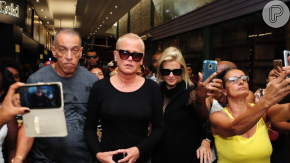 Xuxa, Luciano Huck e Angélica causaram tumulto ao chegarem e ao deixarem o velório do ator e diretor Jorge Fernando