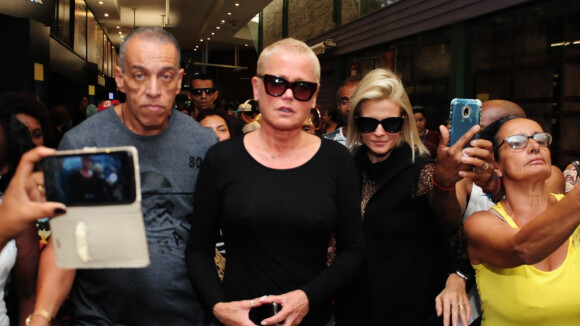 Xuxa, Huck e Angélica atraem fãs ao chegarem ao velório de Jorge Fernando
