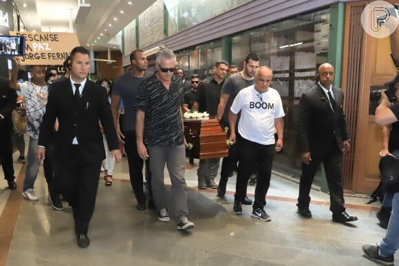 Caixão do ator e diretor Jorge Fernando deixou teatro do Rio no começo da tarde desta terça-feira, 29 de outubro de 2019
