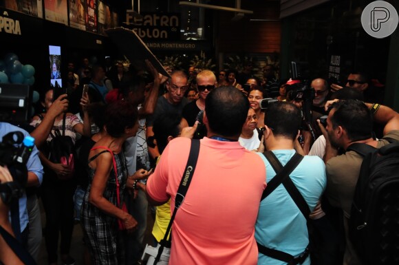 Fãs de Xuxa cercaram apresentadora quando ela deixou o velório do ator e diretor Jorge Fernando