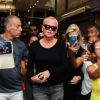 Xuxa também foi cercada por fãs ao deixar velório do ator e diretor Jorge Fernando. Ele morreu aos 64 anos no domingo, 27 de outubro de 2019