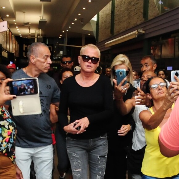 Xuxa também foi cercada por fãs ao deixar velório do ator e diretor Jorge Fernando. Ele morreu aos 64 anos no domingo, 27 de outubro de 2019
