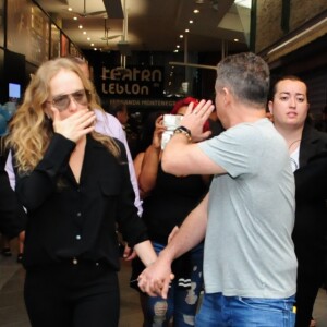 Luciano Huck chegou a cumprimentar fãs ao deixar de mãos dadas com a mulher, Angélica, o velório do ator e diretor Jorge Fernando