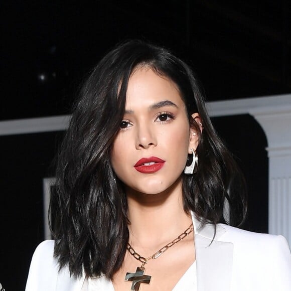 Bruna Marquezine elege look trendy para desfile da Intimissimi na Itália