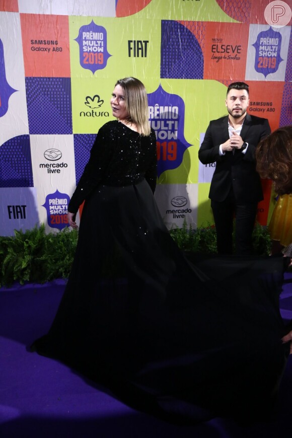 Marília Mendonça usa look com saia gigante em Prêmio Multishow 2019 nesta terça-feira, dia 29 de outubro de 2019