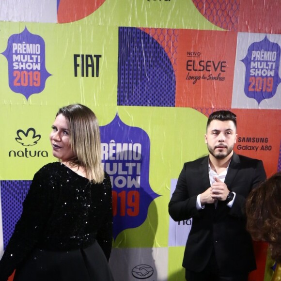 Marília Mendonça usa look com saia gigante em Prêmio Multishow 2019 nesta terça-feira, dia 29 de outubro de 2019