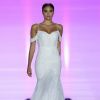 Vestido de noiva: modelo branco tradicional ganha mais informação de moda com a alça caída