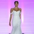 Vestido de noiva: modelo branco tradicional ganha mais informação de moda com a alça caída