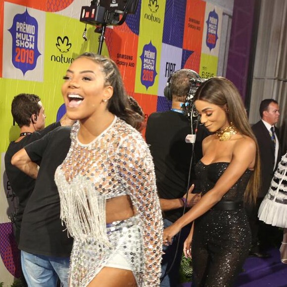 Namorada de Ludmilla, Brunna Gonçalves vibrou com os troféus da cantora em premiação musical: 'A minha namorada é a melhor Cantora do Ano, respeita c....! Te amo'