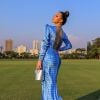 Flávia Pavanelli aposou na tendência do poá em seu vestido longo azul na festa de noivado da influencer Mari Saad