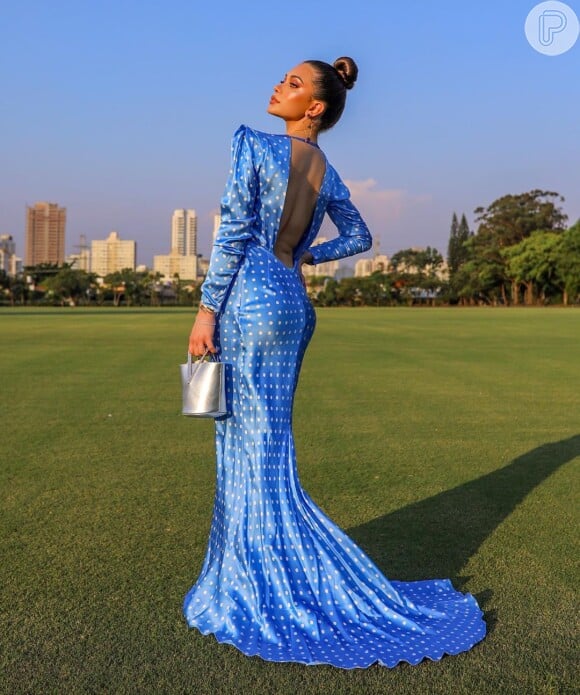 Flávia Pavanelli aposou na tendência do poá em seu vestido longo azul na festa de noivado da influencer Mari Saad