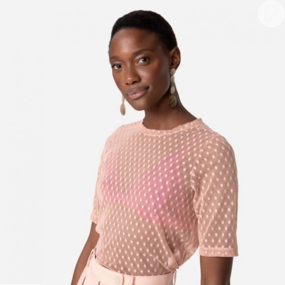 A Amaro aposta no poá clássico e romântico em sua blusa de tule rosa. Custa R$59,90