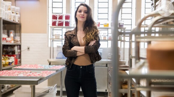 Fabiana (Nathalia Dill) perde a fábrica para Maria da Paz (Juliana Paes) na novela 'A Dona do Pedaço'