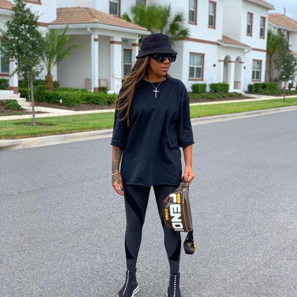 Ludmilla é cheia de estilo em seus looks e não abre mão de itens grifados