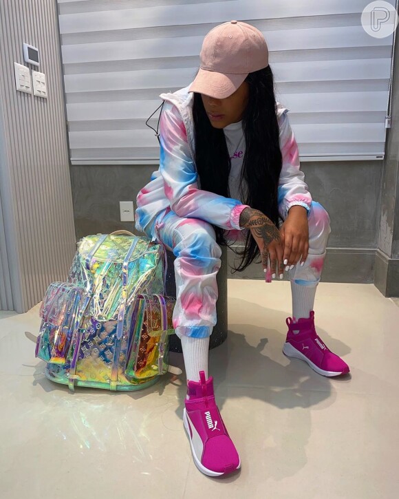 Ludmilla escolheu uma mochila holográfica da Louis Vuitton para look de viagem