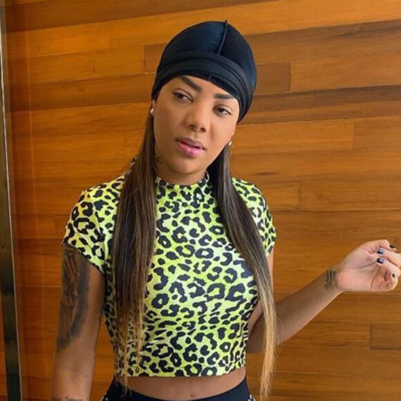 Ludmilla mostra aerolook e mochila holográfica de grife rouba cena em foto postada neste domingo, dia 03 de novembro de 2019