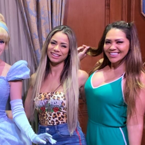 Lexa também levou a mãe, Darlin Ferrattry, ao parque temático da Disney, nos Estados Unidos