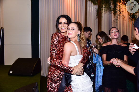 Marina Ruy Barbosa posa abraçada com Fernanda Motta. As duas atuaram juntas em 'Totalmente Demais', em 2015