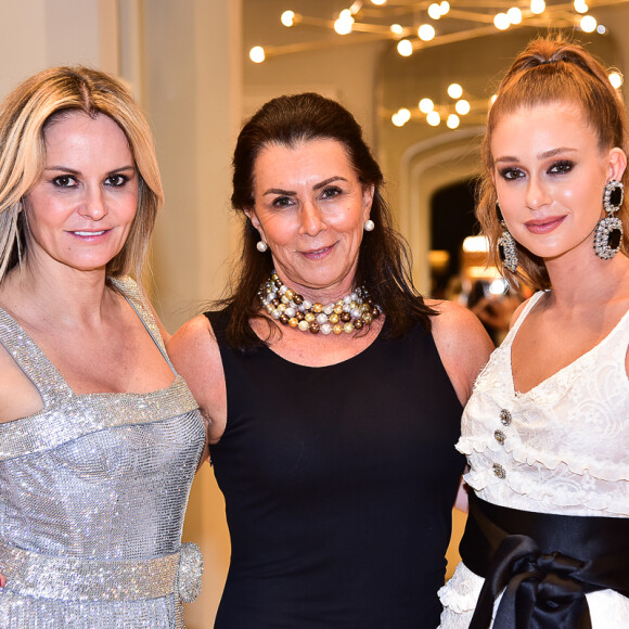 Marina Ruy Barbosa posa com a sogra, Vera Negrão, posam juntas com a empresária Erika dos Mares Guia