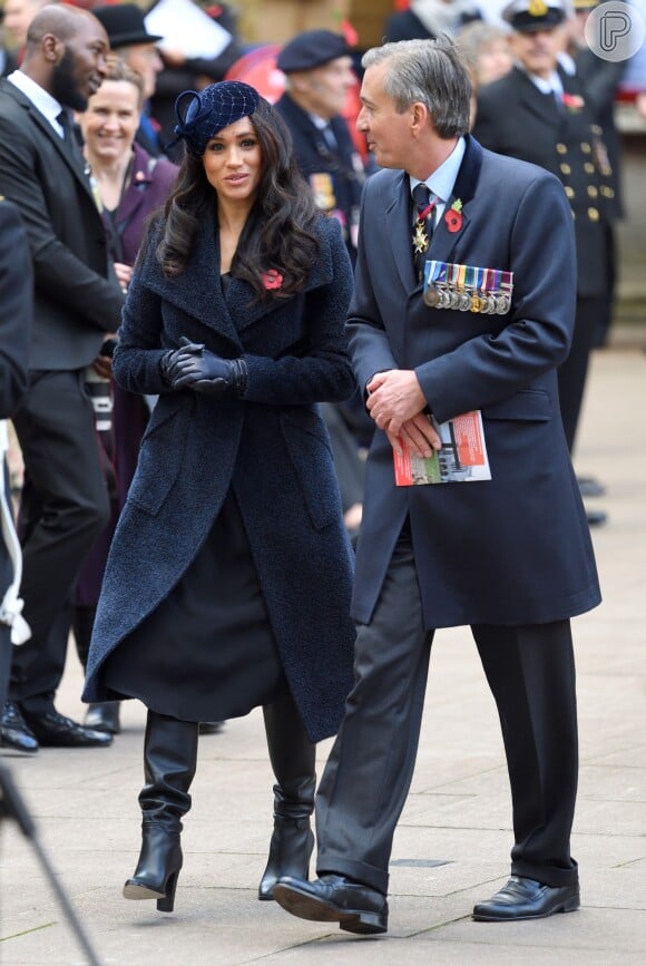 Meghan Markle e Kate Middleton usam tons diferentes de azul em eventos com seus respectivos pares