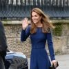 Kate Middleton usou um vestido Emilia Wickstead acinturado em azul royal