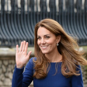 Kate Middleton usou um vestido Emilia Wickstead acinturado em azul royal