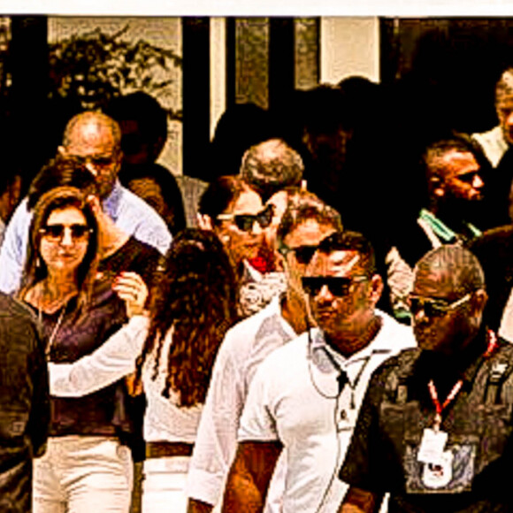 Ivete Sangalo ganha beijo de parentes em cerimônia de cremação do irmão, Jesus Sangalo, após morte nesta sexta-feira, dia 08 de novembro de 2019