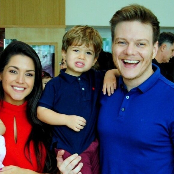 Thais Fersoza se encantou ao ver o marido, Michel Teló, e o filho, Teodoro, com looks iguais: 'Não aguento'