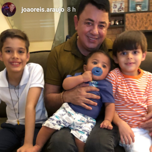 Pai de Cristiano Araújo, João Reis publicou foto com os netos no Instagram