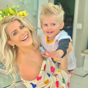 'Essa rede de apoio, com a família do nosso lado, me ajudou. É claro que o desejo de ser mãe falou mais alto', disse Karina Bacchi