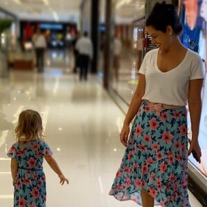 Thais Fersoza foi fotografada com a mesma estampa de roupa que a filha, Melinda, pelo marido, Michel Teló