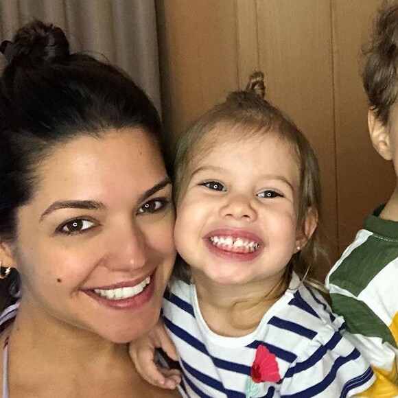 Thais Fersoza disse que a filha, Melinda, se encantou ao usar a mesma estampa que ela: 'Pensem na alegria dela.. primeira vez q saímos pra passear combinando!'