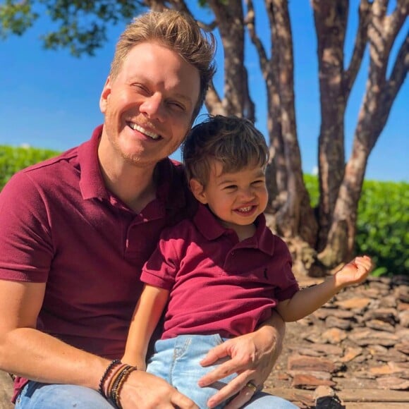 Michel Teló e o filho, Teodoro, já apareceram com looks combinando