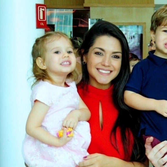 Looks combinados: Thais Fersoza e filha usam roupas com mesma estampa nesta quarta-feira, dia 13 de novembro de 2019