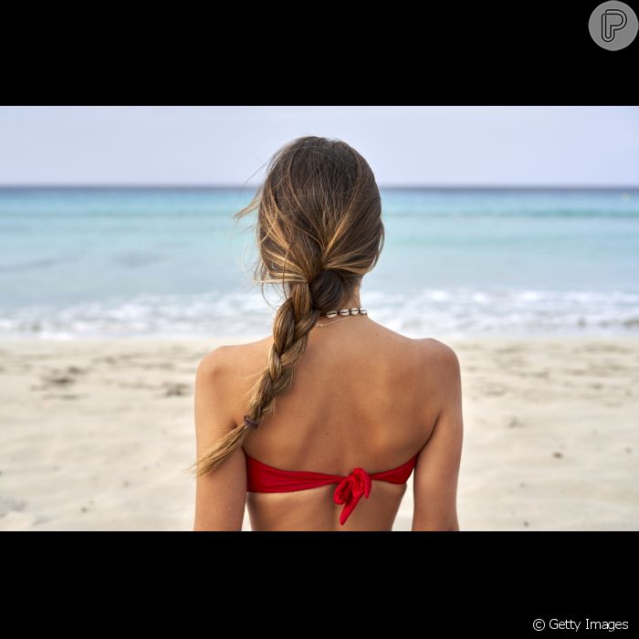 Trança na praia: versão mais folgada do penteado é bem-vinda para deixar os fios no lugar e garantir um visual arrumadinho