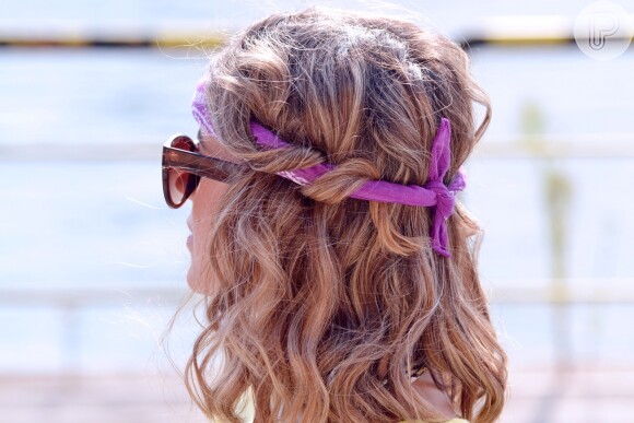 Lenço no cabelo: acessório pode ser usado para enrolar as mechas frontais em um dia de praia no verão