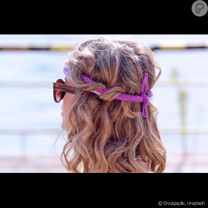 Lenço no cabelo: acessório pode ser usado para enrolar as mechas frontais em um dia de praia no verão
