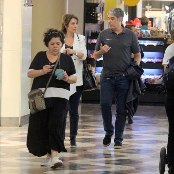 William Bonner circulou com a mulher, Natasha Dantas, em shopping carioca