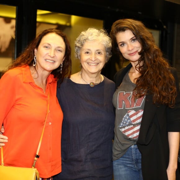 Alinne Moraes recebeu Ana Lucia Torre, Débora Olivieri e Vitória Strada no espetáculo 'Relâmpago Cifrado', localizado no Teatro Petra Gold, no Leblon, na Zona Sul do Rio, na noite deste domingo, 17 de novembro de 2019