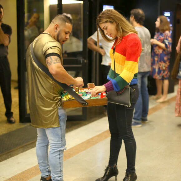 Grazi Massafera é fotografada comprando bala em porta de teatro