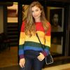 Grazi Massafera apostou em suéter com as cores do arco-íris para ir ao teatro