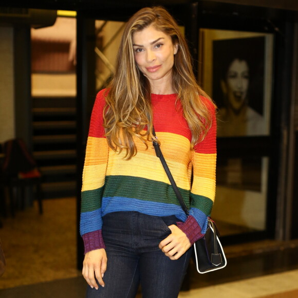 Grazi Massafera apostou em suéter com as cores do arco-íris para ir ao teatro