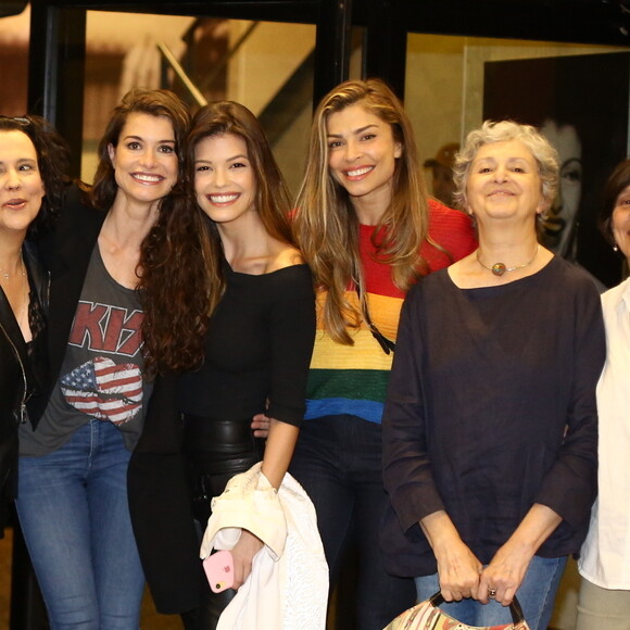 Alinne Moraes reúne time de famosas no espetáculo 'Relâmpago Cifrado', localizado no Teatro Petra Gold, no Leblon, na Zona Sul do Rio, na noite deste domingo, 17 de novembro de 2019