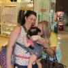 Susana Vieira beija bebê de fã, no aeroporto